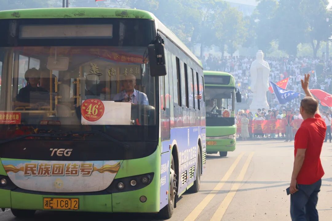 红潮涌动送考路，战鼓声